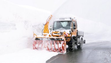 With the Unimog against the deep snow: Mercedes-Benz Special Trucks developers help clear the Grossglockner High Alpine Road