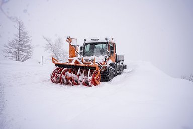With the Unimog against the deep snow: Mercedes-Benz Special Trucks developers help clear the Grossglockner High Alpine Road